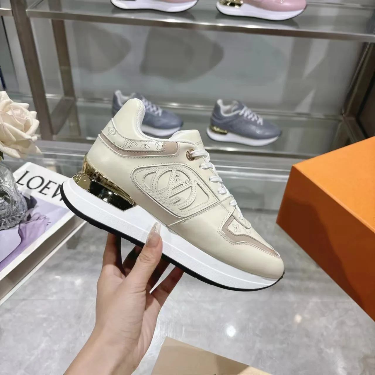 [L Family] P: 760💰Size 35-42 for women, 39-46 for men, (41.42 for women, 45.46 for men, customized) .LV Donkey Brand 🔥🔥LOUIS VUITTON Louis Vuitton's official website synchronizes the 2025 autumn and winter couple's models, which are now on the market, this Neo Run Away sneakers are inspired by running shoes, integrating LV's iconic must-have shoes into the trend. This version is a 1:1 replica of the original version. It is made of two-tone calfskin to highlight its simple lines and unique wedge outsole. Key details include the LV initials on the side and an engraved gold heel stabilizer on the back plus a 2cm hidden insole.